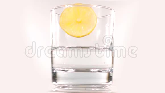 柠檬掉进水里慢动作视频的预览图