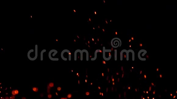 超级慢镜头的篝火火花在黑暗中视频的预览图