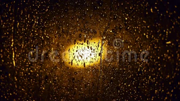 晚上窗户上的雨滴视频的预览图