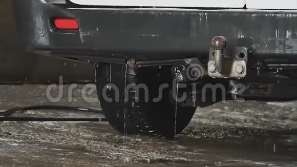 慢速冲洗车的特写视频的预览图