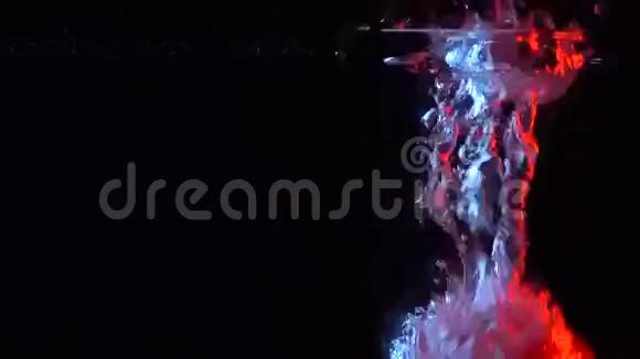 番茄落入水中超级慢动作在黑色背景下近距离拍摄视频的预览图