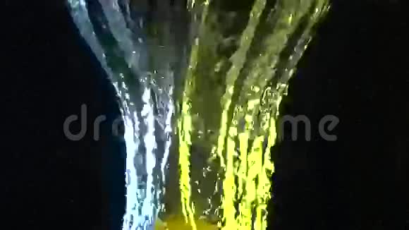 超级慢动作特写柠檬落水视频黑色背景视频的预览图