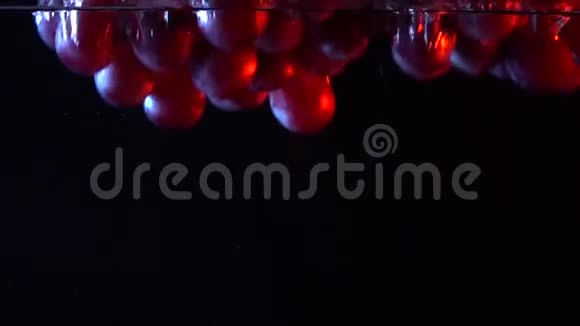 一串红葡萄落入水中近距离拍摄超级慢镜头视频的预览图
