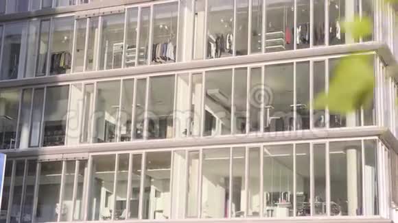 具有玻璃立面的现代化办公楼视频的预览图