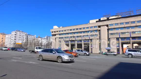 宽镜头晴天4K平底锅拍摄宽城市公路莫斯科视频的预览图