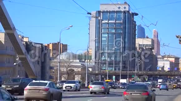 阳光明媚的春天4K拍摄的莫斯科城市公路交通视频的预览图