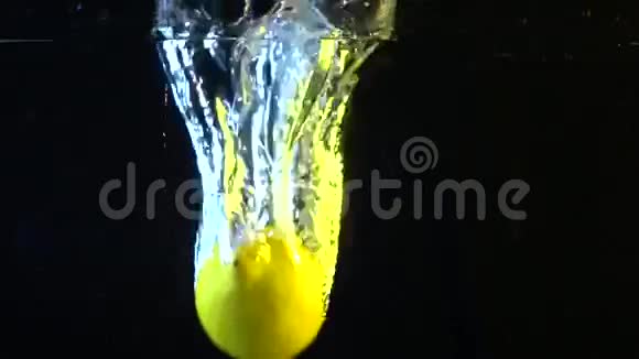 柠檬落入水中超级慢动作拍摄黑色背景视频的预览图