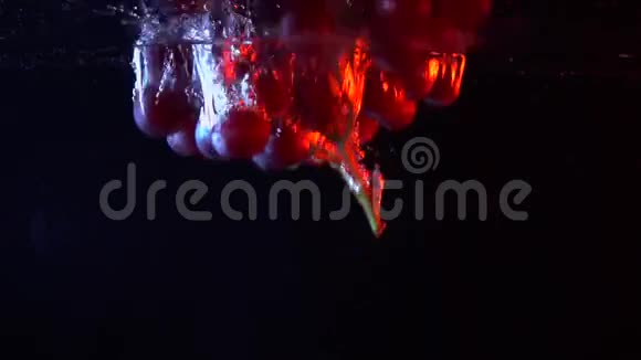 一串红葡萄掉进水里溅出超级慢动作视频视频的预览图