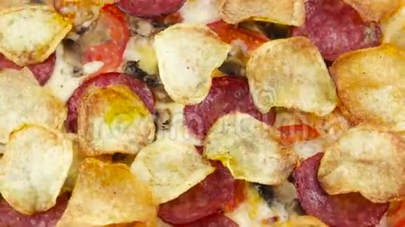 带薯片和意大利香肠的披萨店顶景视频的预览图