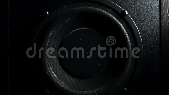低音炮低音扬声器在行动超级慢动作低关键镜头视频的预览图