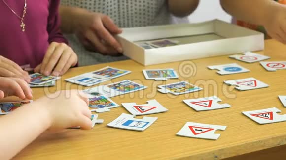 小女孩玩收集拼图游戏视频的预览图