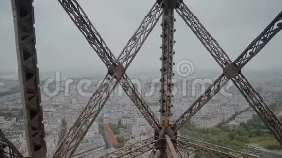从埃菲尔铁塔升降机上俯瞰巴黎的美景视频的预览图