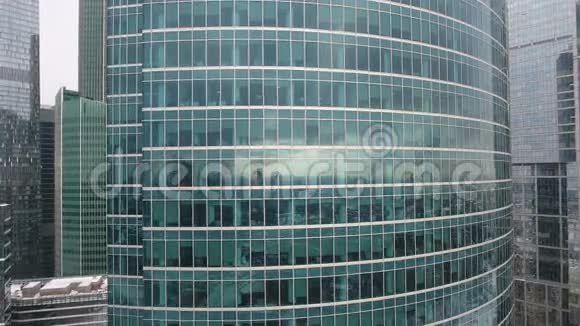 摩天大楼办公室窗口与城市反映在其中没有人关闭空中射击视频的预览图