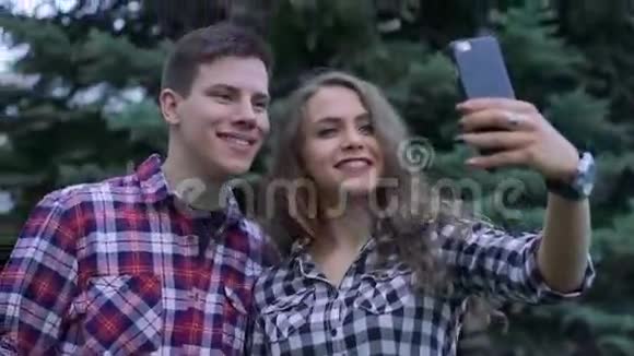 美丽的斯米林夫夫妇在树旁自拍视频的预览图