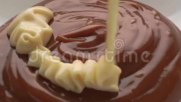在巧克力奶油上倒入奶油状的炼乳宏观镜头视频的预览图