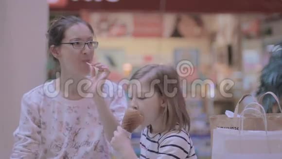 妈妈和女儿在咖啡馆吃冰淇淋聊天玩得开心视频的预览图