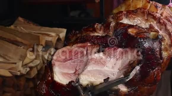 把在明火上烤过的猪肉视频的预览图