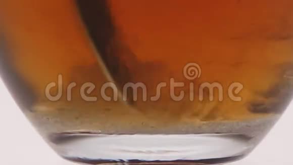 特写镜头在杯底加茶的未溶解糖视频的预览图