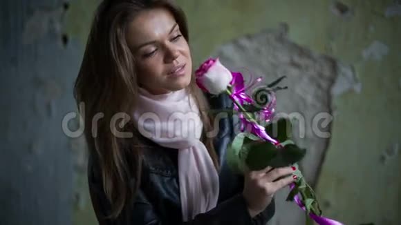 一个带玫瑰的女孩的肖像2视频的预览图