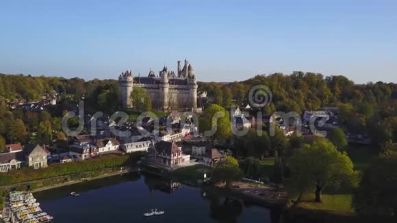 位于法国皮尔里丰兹的神奇城堡视频的预览图
