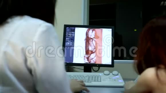 女青年医生检查磁共振成像核磁共振成像断层扫描毛绒熊体器官儿童玩具视频的预览图