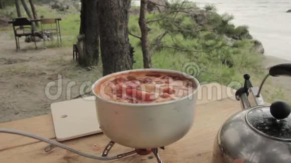 室外的煤气灶上煮汤视频的预览图