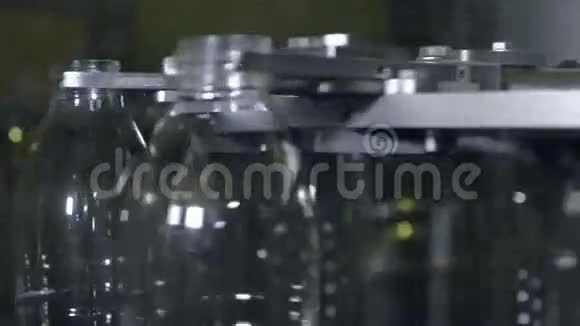 空的塑料瓶在机器中旋转准备使用视频的预览图