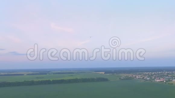 悬挂滑翔机在陆地上方飞行视频的预览图