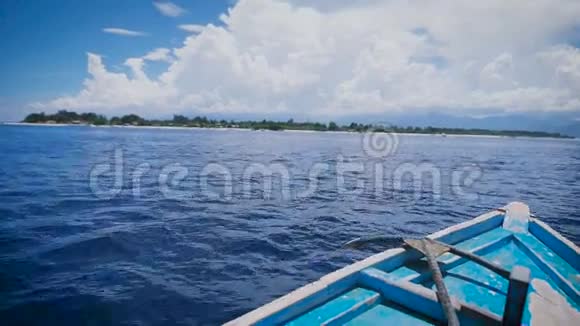 巴厘岛海洋岛乘船旅行坐船的年轻人在海上旅行一年四季清澈的海洋视频的预览图