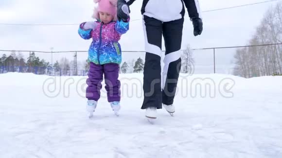 妈妈教她的小女儿滑冰视频的预览图
