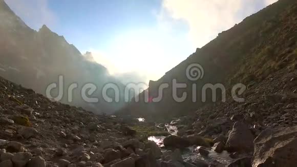美丽的山蒸汽和棕色岩石4K射击视频的预览图