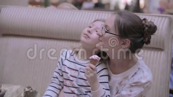 妈妈和女儿在咖啡馆吃冰淇淋聊天玩得开心视频的预览图