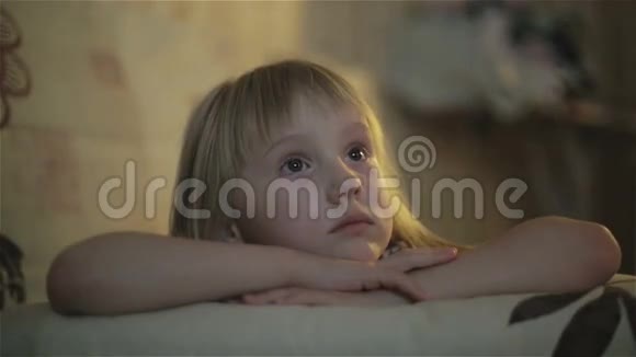 一个小女孩在看什么视频的预览图