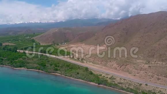 阳光明媚的海滨乡村公路空中录像视频的预览图