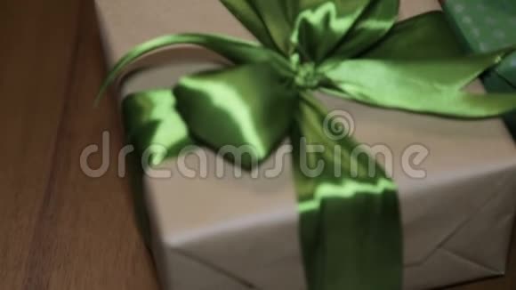 带蝴蝶结的绿色丝带盒子里的圣诞礼物视频的预览图