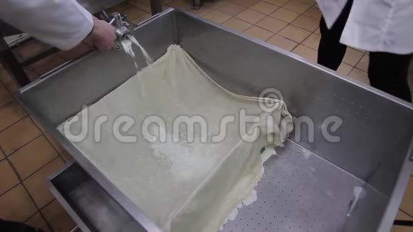 奶酪生产通过乳酪布潜入工件视频的预览图