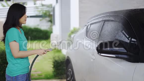 女人用水管冲洗她的车视频的预览图