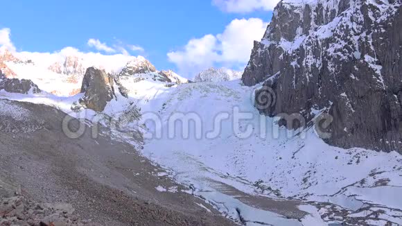 云覆盖山冰川4K视频视频的预览图