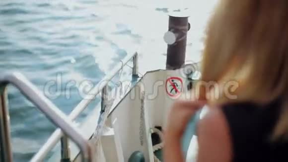 穿着黑色短裙在船上休息的金发美女视频的预览图