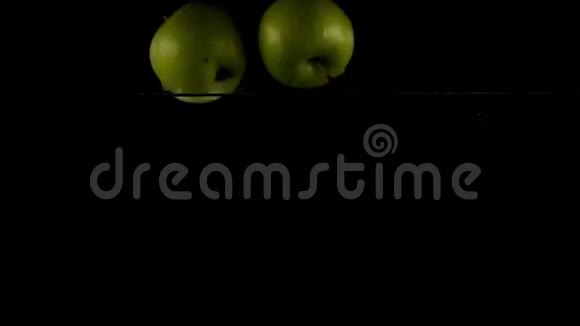超级慢动作镜头掉落多汁的青苹果和溅出的水花视频的预览图
