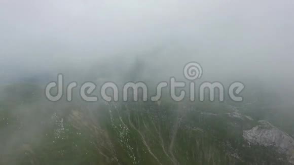 罗马尼亚从云层中重新看到的Bucesgi山脉的鸟瞰图视频的预览图