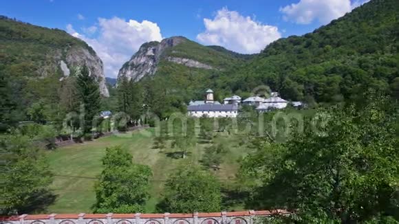 波洛夫拉吉修道院被森林包围罗马尼亚淘沙视频的预览图