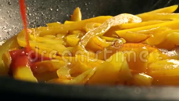 将红番茄酱倒入黄钟椒上煎锅靠近视频的预览图