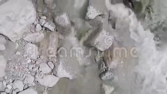 空中摄像机在白色岩石上从山涧上升起旋转视频的预览图