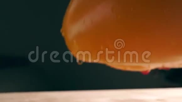 女人用红色指甲油切整个黄铃椒宏观镜头视频的预览图