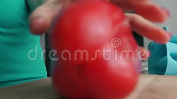 女孩在切割板上切割成熟的红色甜椒宏观镜头视频的预览图