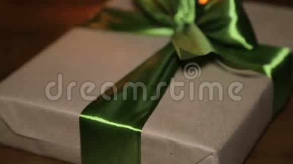 带蝴蝶结的绿色丝带盒子里的圣诞礼物视频的预览图