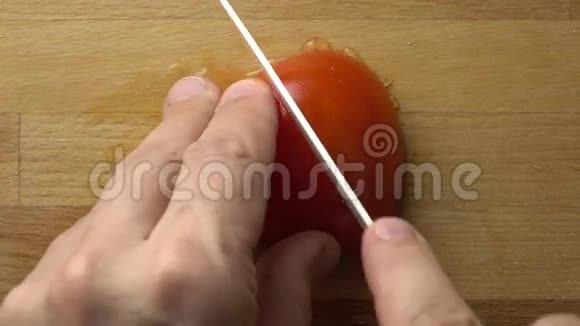 做蔬菜沙拉在砧板上切红番茄4K关闭视频视频的预览图