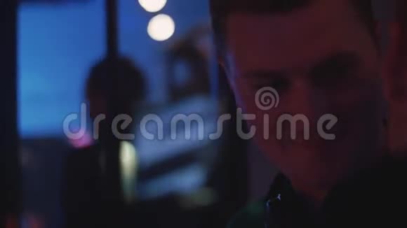 Dj的脸在夜总会的转盘上和男人说话混合设备视频的预览图