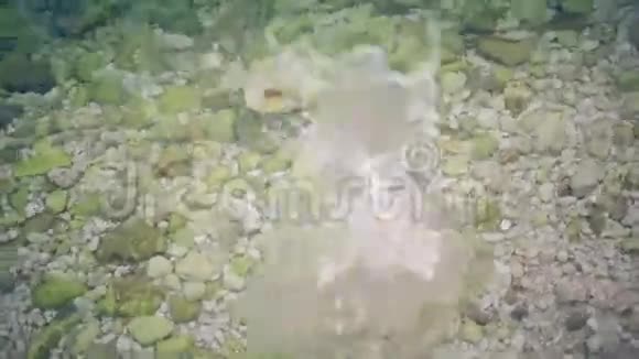 新鲜水中的石头和喷雾视频的预览图